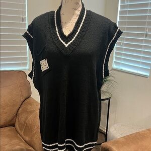 🍀POL Black and White V-Neck Sweater Vest New without tag